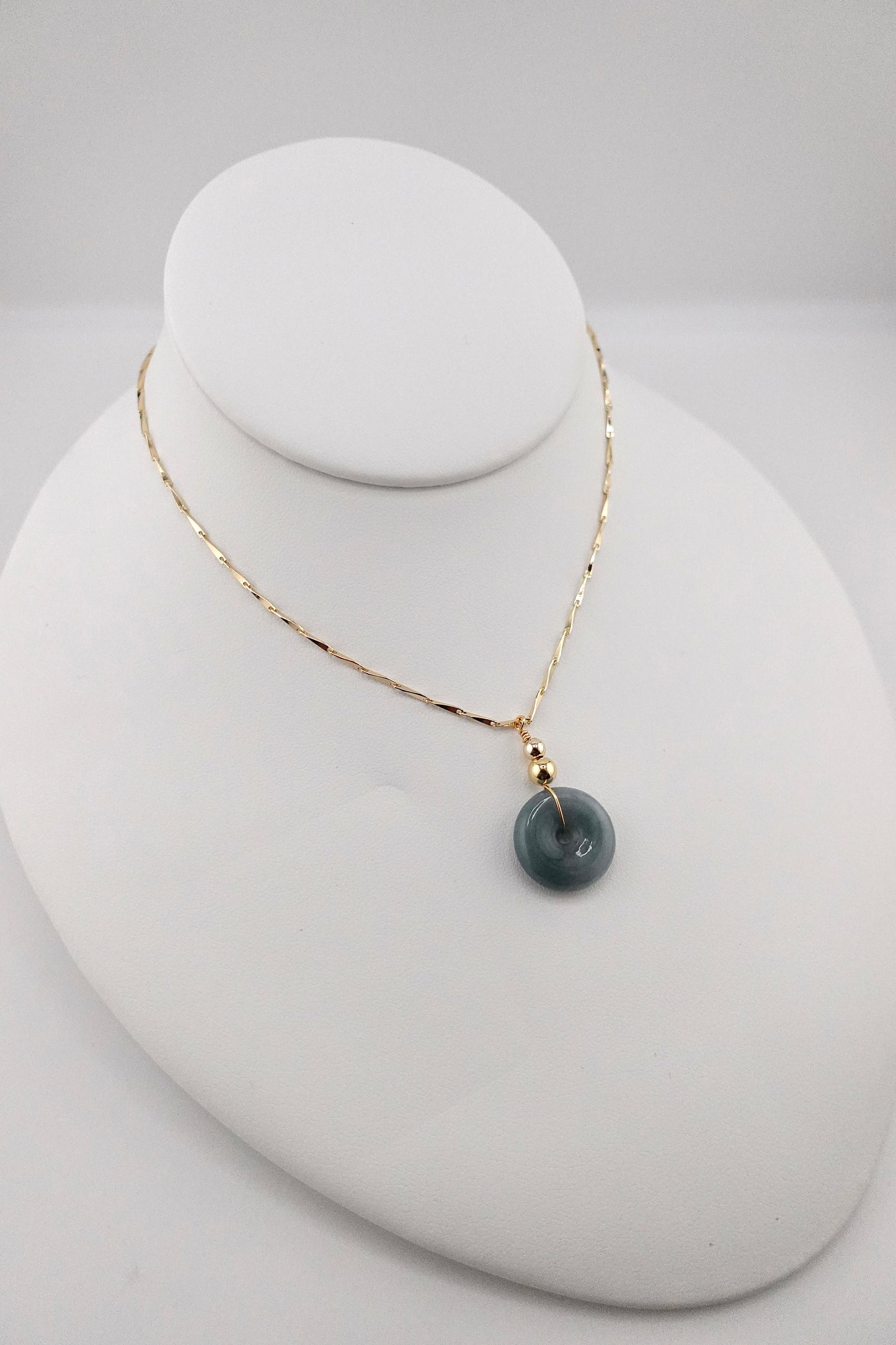 Drop jade necklace