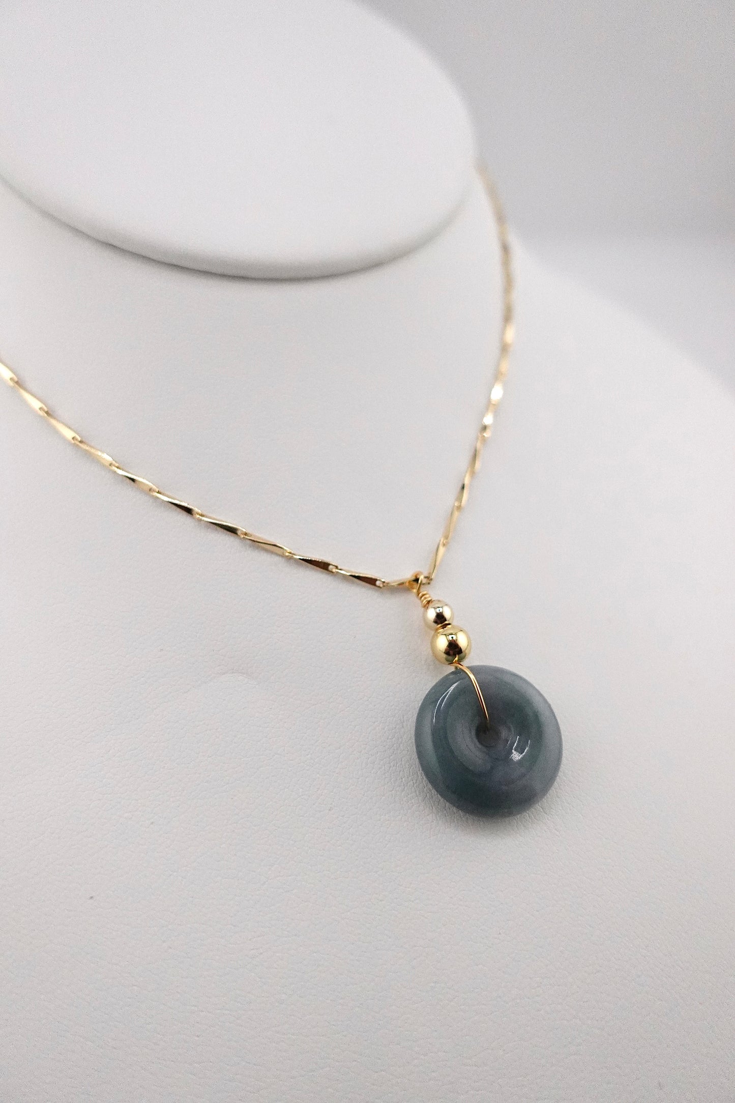 Drop jade necklace